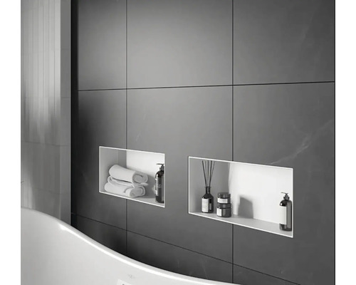 Stena kúpeľne so vstavanými policami, uterákmi a kúpeľňovými potrebami