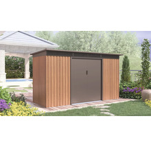 Moderný záhradný domček s panelmi v dekore dreva a hnedými kovovými dvojkrídlovými dverami, plochou strechou a vetracou mriežkou v záhrade na terase.