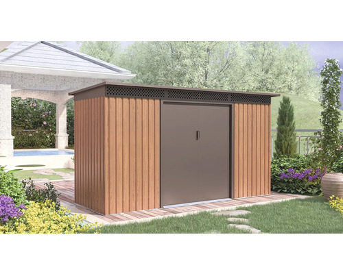 Moderný záhradný domček s panelmi v dekore dreva a hnedými kovovými dvojkrídlovými dverami, plochou strechou a vetracou mriežkou v záhrade na terase.