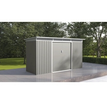 Moderný kovový záhradný domček s dvojkrídlovými dverami a vetracími otvormi na dláždenej terase v záhrade.