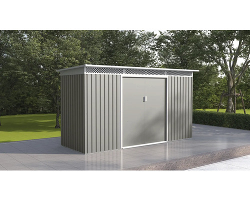 Moderný kovový záhradný domček s dvojkrídlovými dverami a vetracími otvormi na dláždenej terase v záhrade.