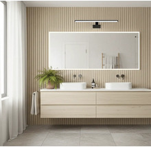 Moderná kúpeľňa s dvojitým umývadlom, zrkadlom s osvetlením a stenovými panelmi