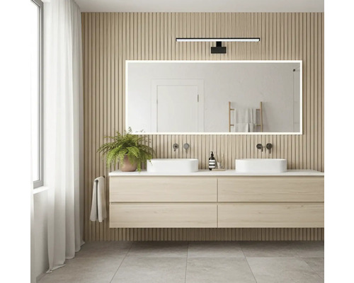 Moderná kúpeľňa s dvojitým umývadlom, zrkadlom s osvetlením a stenovými panelmi