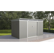 Moderný kovový záhradný domček s dvojkrídlovými dverami a vetracími otvormi pod plochou strechou, umiestnený na terase v záhrade.