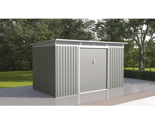 Moderný kovový záhradný domček s dvojkrídlovými dverami a vetracími otvormi pod plochou strechou, umiestnený na terase v záhrade.