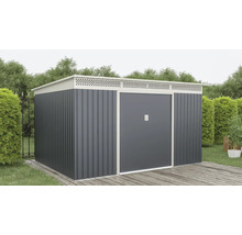 Moderný kovový záhradný domček s dvojitými posuvnými dverami a pultovou strechou na drevenej terase vo svetlej, udržiavanej záhrade.