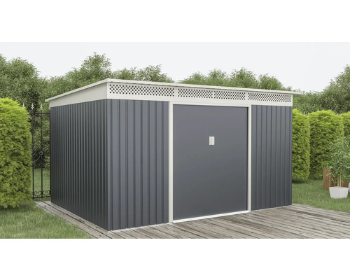 Moderný kovový záhradný domček s dvojitými posuvnými dverami a pultovou strechou na drevenej terase vo svetlej, udržiavanej záhrade.