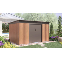 Moderný, priestranný záhradný domček s plochou strechou, stenami v dekóre dreva a sivými dverami vo svetlej, usporiadanej záhrade s rastlinami.