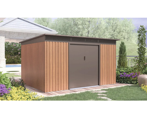 Moderný, priestranný záhradný domček s plochou strechou, stenami v dekóre dreva a sivými dverami vo svetlej, usporiadanej záhrade s rastlinami.