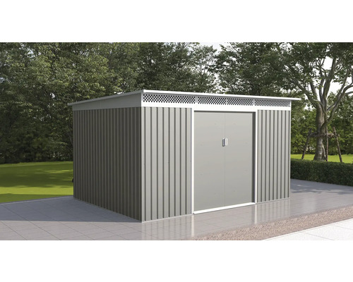 Moderný kovový záhradný domček s dvojkrídlovými dverami a plochou strechou na dláždenej terase v záhrade so stromami.