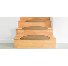 Drevené schodisko s kobercovými stupnicami