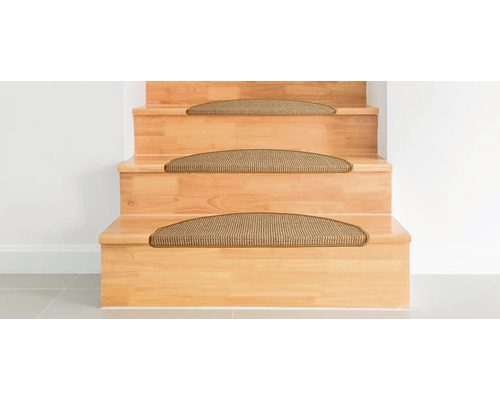 Drevené schodisko s kobercovými stupnicami