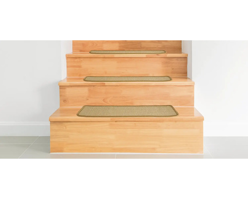 Drevené schodisko s kobercovými stupňovými rohožami pre väčšiu bezpečnosť