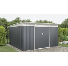 Moderný kovový záhradný domček s plochou strechou a dvojitými posuvnými dverami na drevenej terase v záhrade.