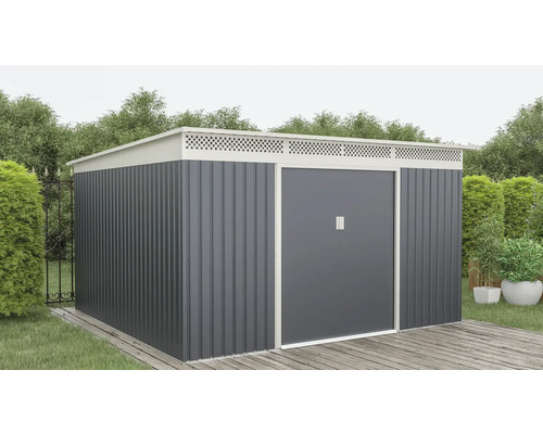 Moderný kovový záhradný domček s plochou strechou a dvojitými posuvnými dverami na drevenej terase v záhrade.