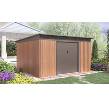 Moderný kovový záhradný domček s dekorom dreva, plochou strechou a dvojitými posuvnými dverami v záhrade.