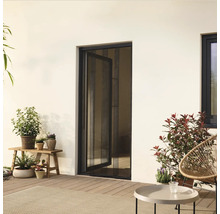 Vonkajší pohľad na otvorené dvere so sieťkou proti hmyzu v obývacej izbe