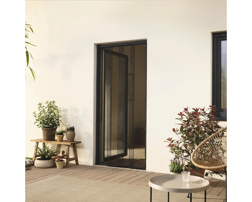 Vonkajší pohľad na otvorené dvere so sieťkou proti hmyzu v obývacej izbe