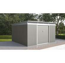 Kovový záhradný domček s dvojkrídlovými dverami a plochou strechou s vetraním na terase v záhrade.