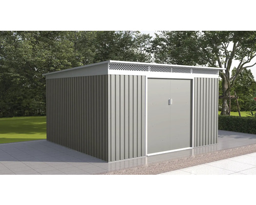 Kovový záhradný domček s dvojkrídlovými dverami a plochou strechou s vetraním na terase v záhrade.