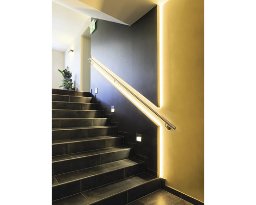 Schodisko so schodmi, zábradlím a osvetlením