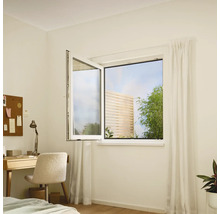 Otvorené otočné okno v svetlej miestnosti s písacím stolom a výhľadom do záhrady.