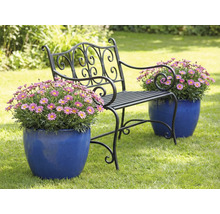 Záhradná lavička s kvetmi v kvetináčoch na trávniku