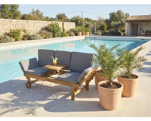 Drevená záhradná lavica pre tri osoby so sivými vankúšmi, rozkladacím stolom a kolieskami pri bazéne