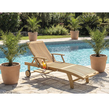 Scéna s dreveným lehátkom, kokteilom a rastlinami pri bazéne.