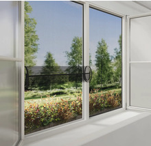 Okno so sieťou proti hmyzu s výhľadom do zelene