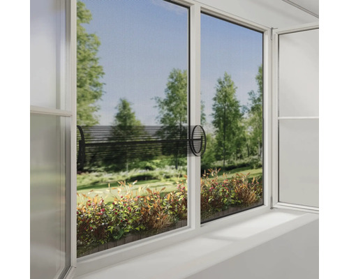 Okno so sieťou proti hmyzu s výhľadom do zelene