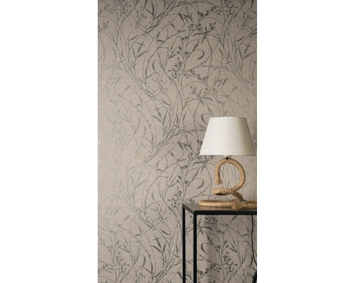 Detail tapety s rastlinným vzorom a stolnej lampy na stole