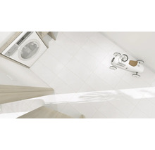 Práčka, biele dlaždice a autíčko v kúpeľni