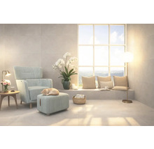 Svetlá obývacia izba s kreslom, podnožkou a veľkým oknom