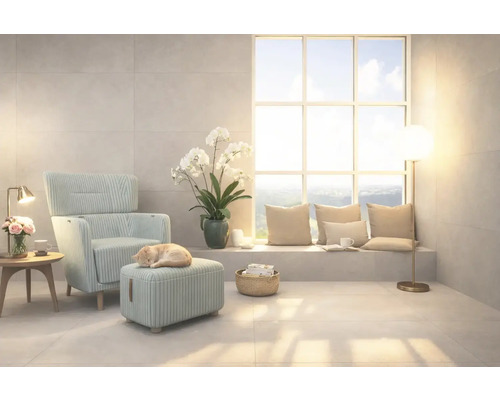 Svetlá obývacia izba s kreslom, podnožkou a veľkým oknom