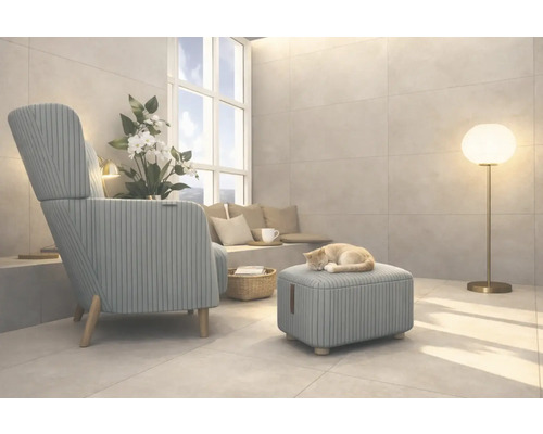 Obývacia izba s kreslom, stoličkou, stojacou lampou a mačkou spiacou na stoličke