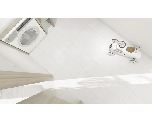 Práčka, biele dlaždice a autíčko v kúpeľni