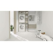 Svetlá práčovňa s práčkou, sušičkou a kúpeľňovým nábytkom.