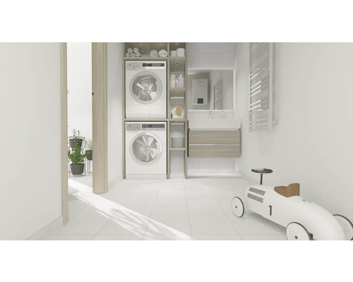Svetlá práčovňa s práčkou, sušičkou a kúpeľňovým nábytkom.