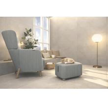 Obývacia izba s kreslom, stoličkou, stojacou lampou a mačkou spiacou na stoličke