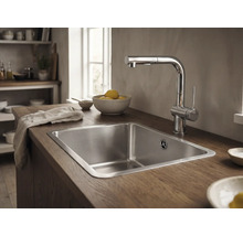 Drez s vodovodnou batériou vo svetlej kuchyni