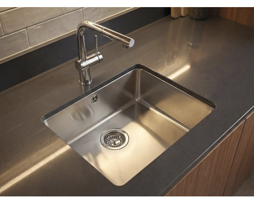 Nerezový drez s vodovodnou batériou v kuchynskej doske