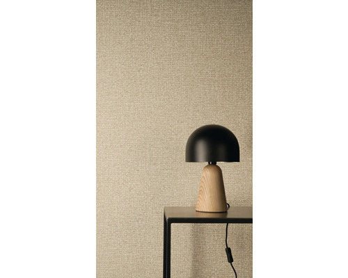 Vliesová tapeta s ľanovou štruktúrou a tkaným vzhľadom, v popredí moderná stolná lampa s čiernym tienidlom a dreveným podstavcom na kovovom stolíku.