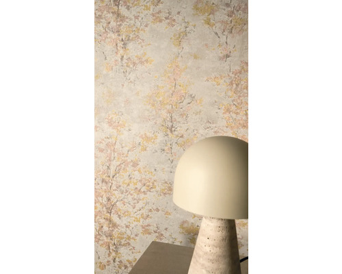 Vliesová tapeta s impresionistickým motívom stromu v zlatej a ružovej farbe na svetlom pozadí, doplnená modernou stolnou lampou.