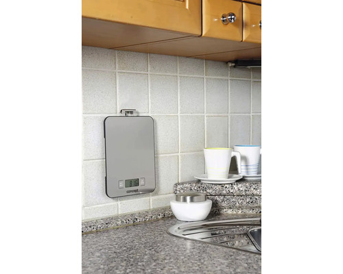 Kuchynská scéna s digitálnou kuchynskou váhou na stene