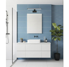 Svetlá kúpeľňa s umývadlom, zrkadlom, osvetlením a sprchou