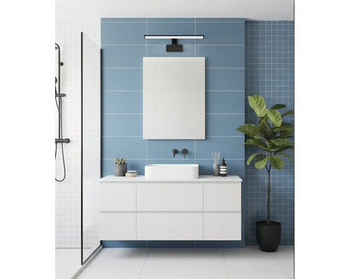 Svetlá kúpeľňa s umývadlom, zrkadlom, osvetlením a sprchou