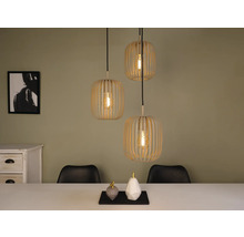 Scéna s tromi drevenými závesnými svietidlami nad jedálenským stolom