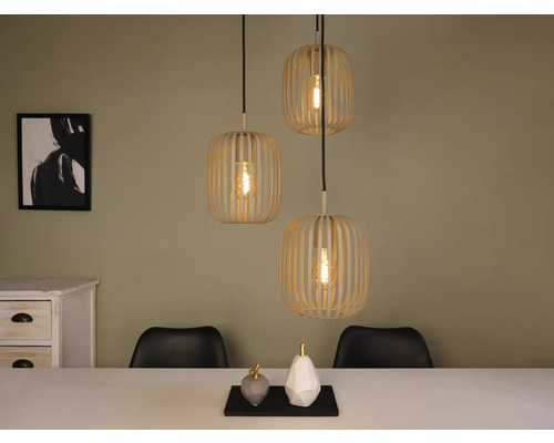 Scéna s tromi drevenými závesnými svietidlami nad jedálenským stolom