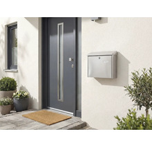 Vchodové dvere s poštovou schránkou na stene domu